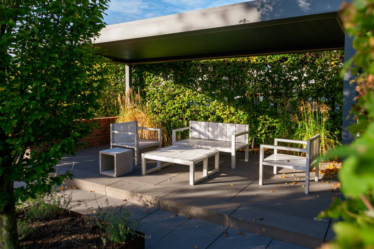 Ideas for a garden: How to Choose the Perfect Garden Table Material